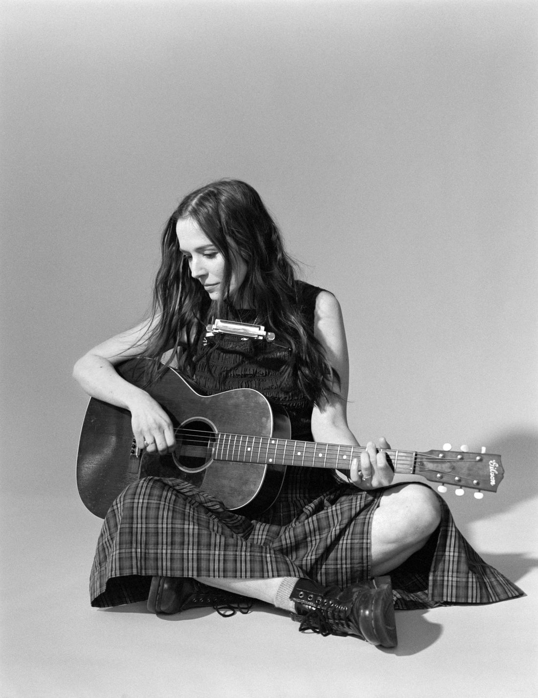 Margaret Glaspy and her Gibson L-00