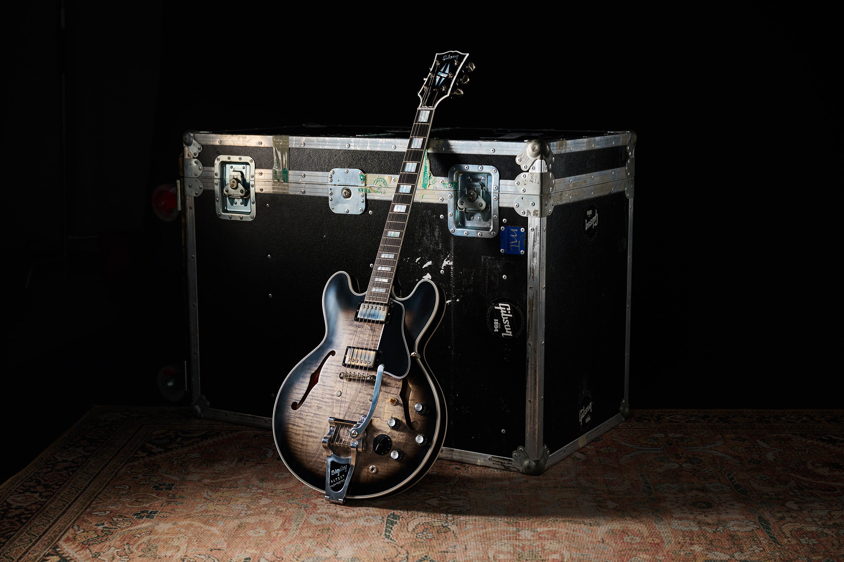Gary Clark Jr. firma la sua ES-355 Gibson Custom: 100 pezzi in finitura Cobra Burst
