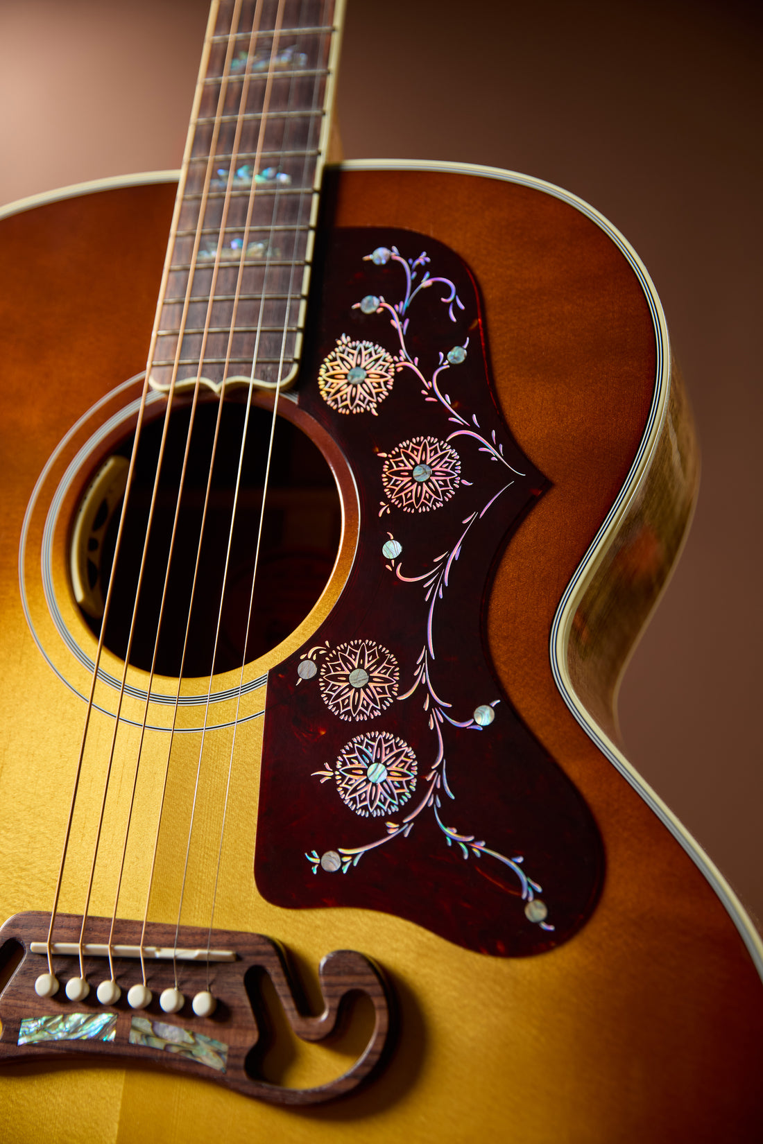 Gibson Custom SJ-200 Elegant Koa pickguard detail
