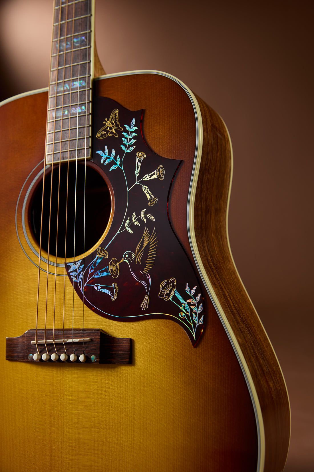 Gibson Custom Hummingbird Elegant Koa pickguard detail