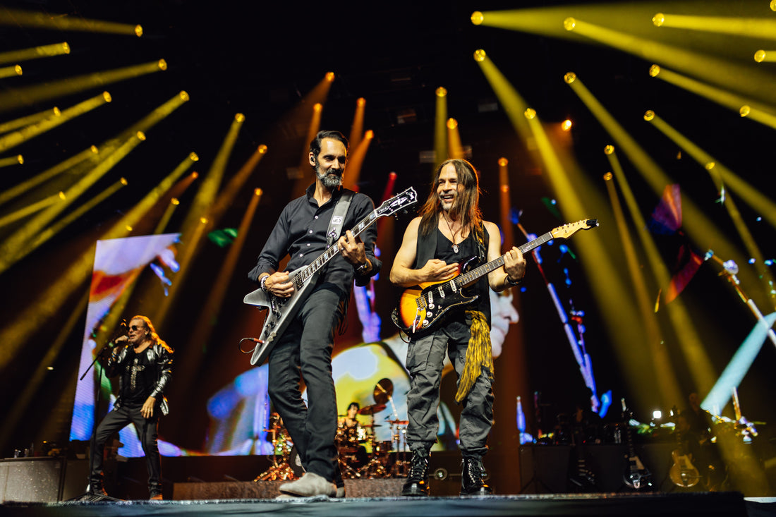 Cesar Gueikian with Gibson CEO8 performing with Maná 