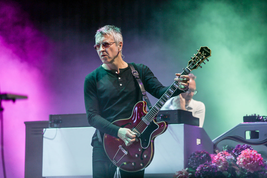 Gem Archer on stage with the vintage Epiphone Sheraton on which his signature model is based (©Sharon Latham)