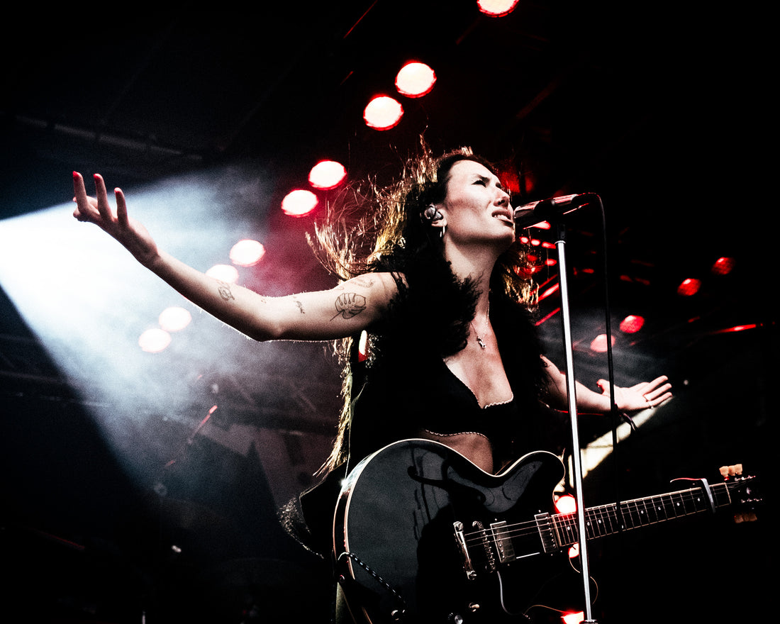 Gibson Spotlight Artist Nieve Ella on stage